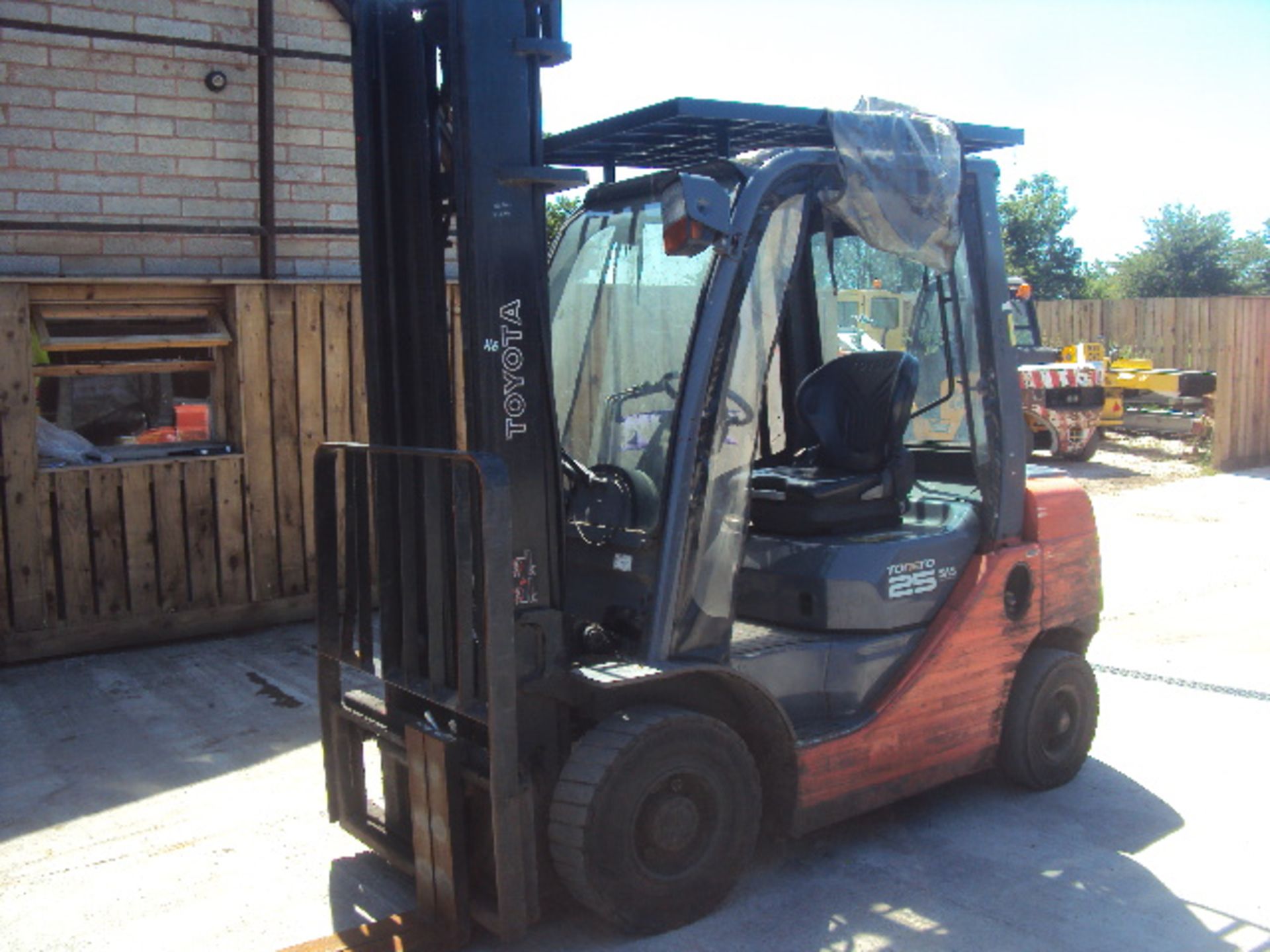 2008 TOYOTA 8FDF25 2.5t diesel driven forklift truck S/n: 8FDF25 11831 (6700 recorded hours) with