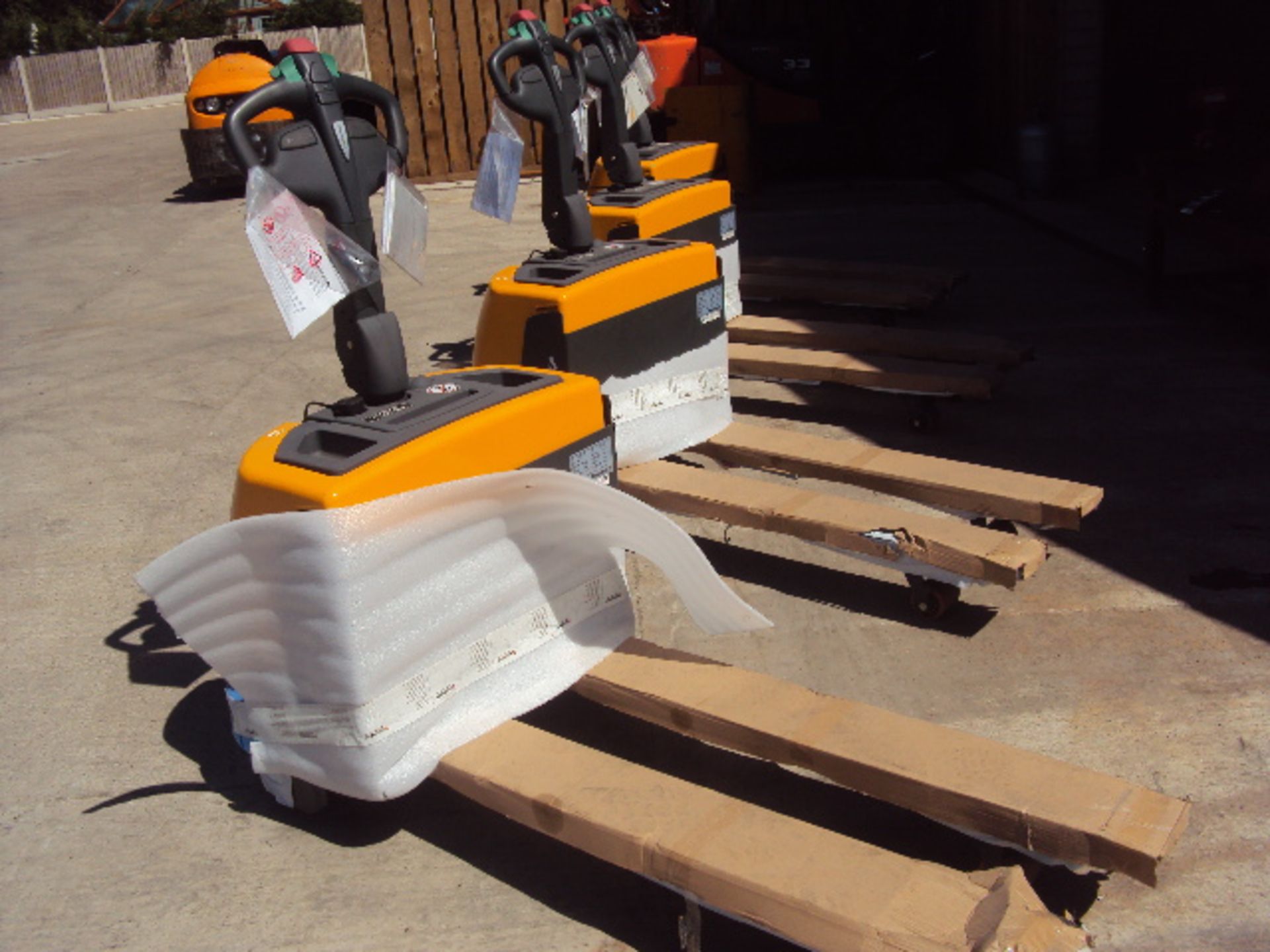 NEW & UNUSED 2014 JUNGHEINRICH EM114 1.4t 24v battery driven pedestrian pallet truck with internal - Image 4 of 5