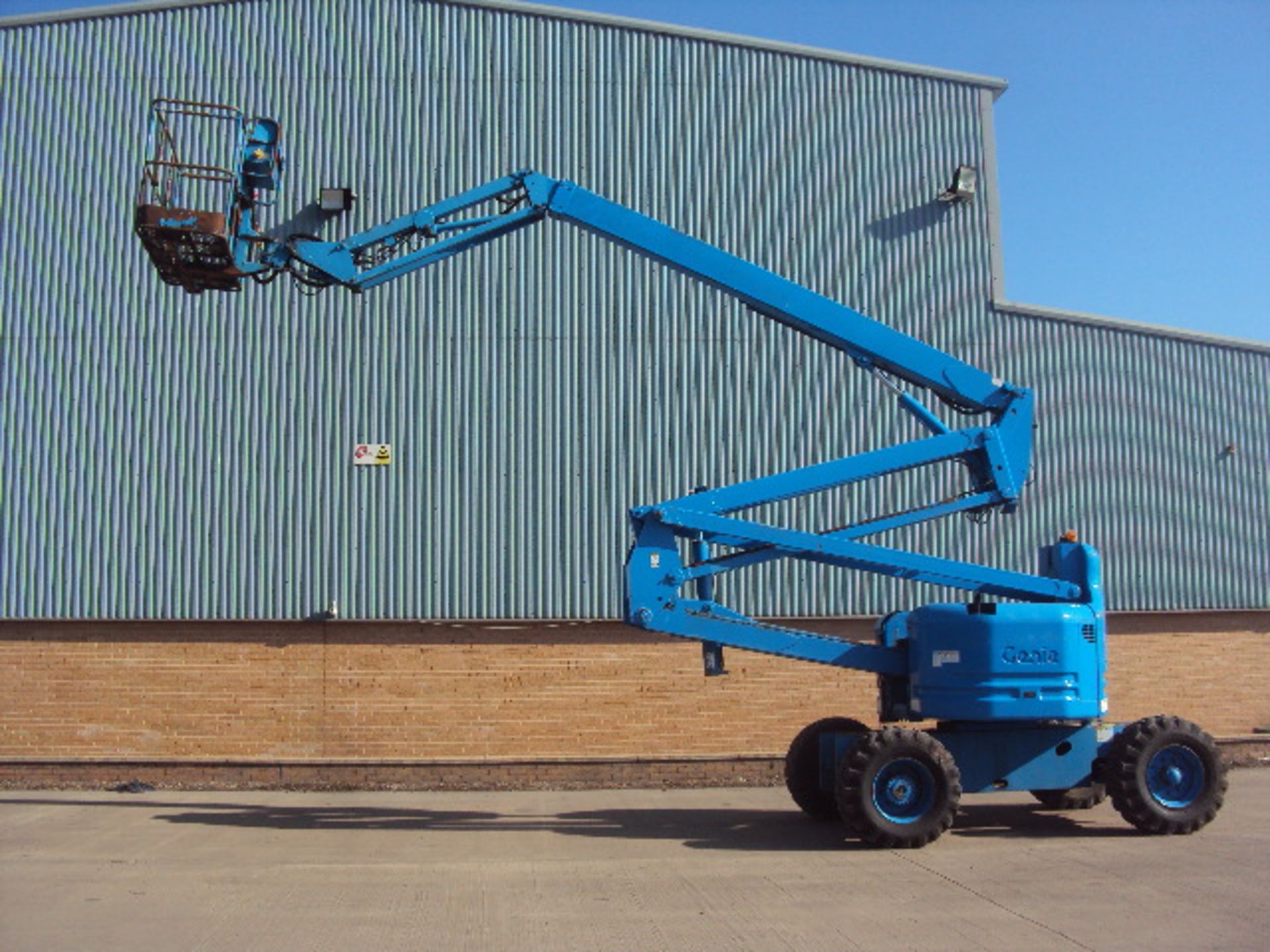 1999 GENIE Z60-34 60' 2wd articulated boom lift S/n: Z60-1983) (4991 recorded hours) (RDL) - Image 9 of 9