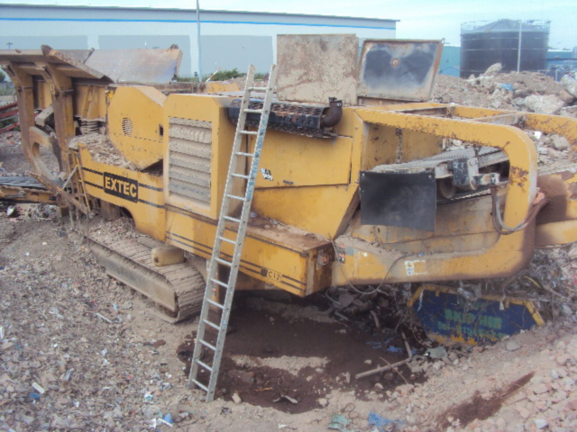 2006 EXTEC C12 steel tracked jaw crusher with Deutz V6 Turbo engine, vibratory hopper feed, metal - Image 3 of 12