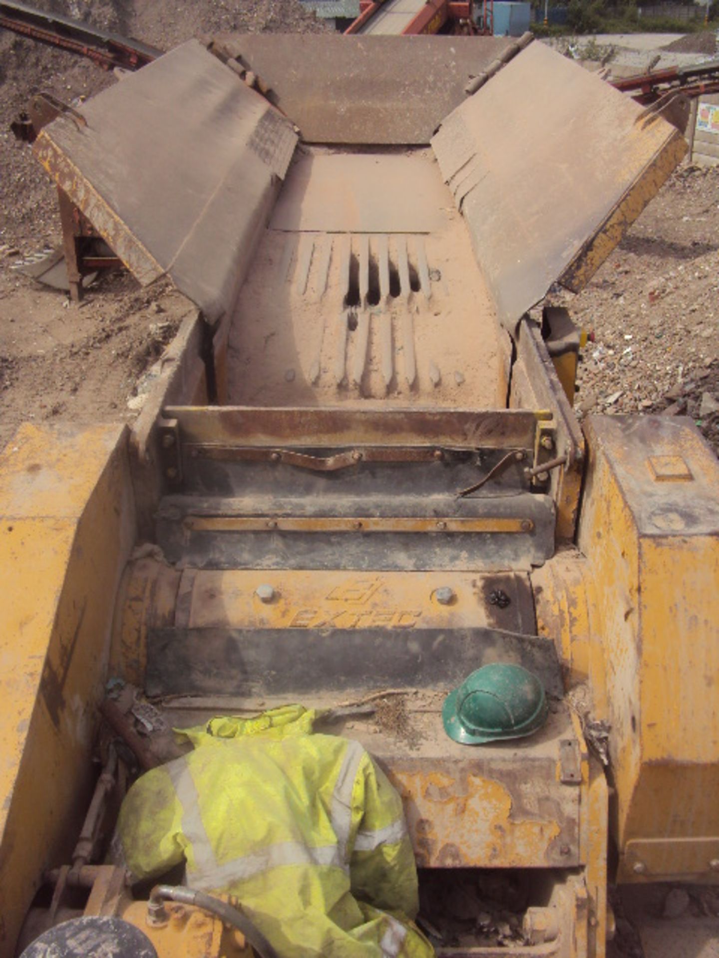 2006 EXTEC C12 steel tracked jaw crusher with Deutz V6 Turbo engine, vibratory hopper feed, metal - Image 8 of 12