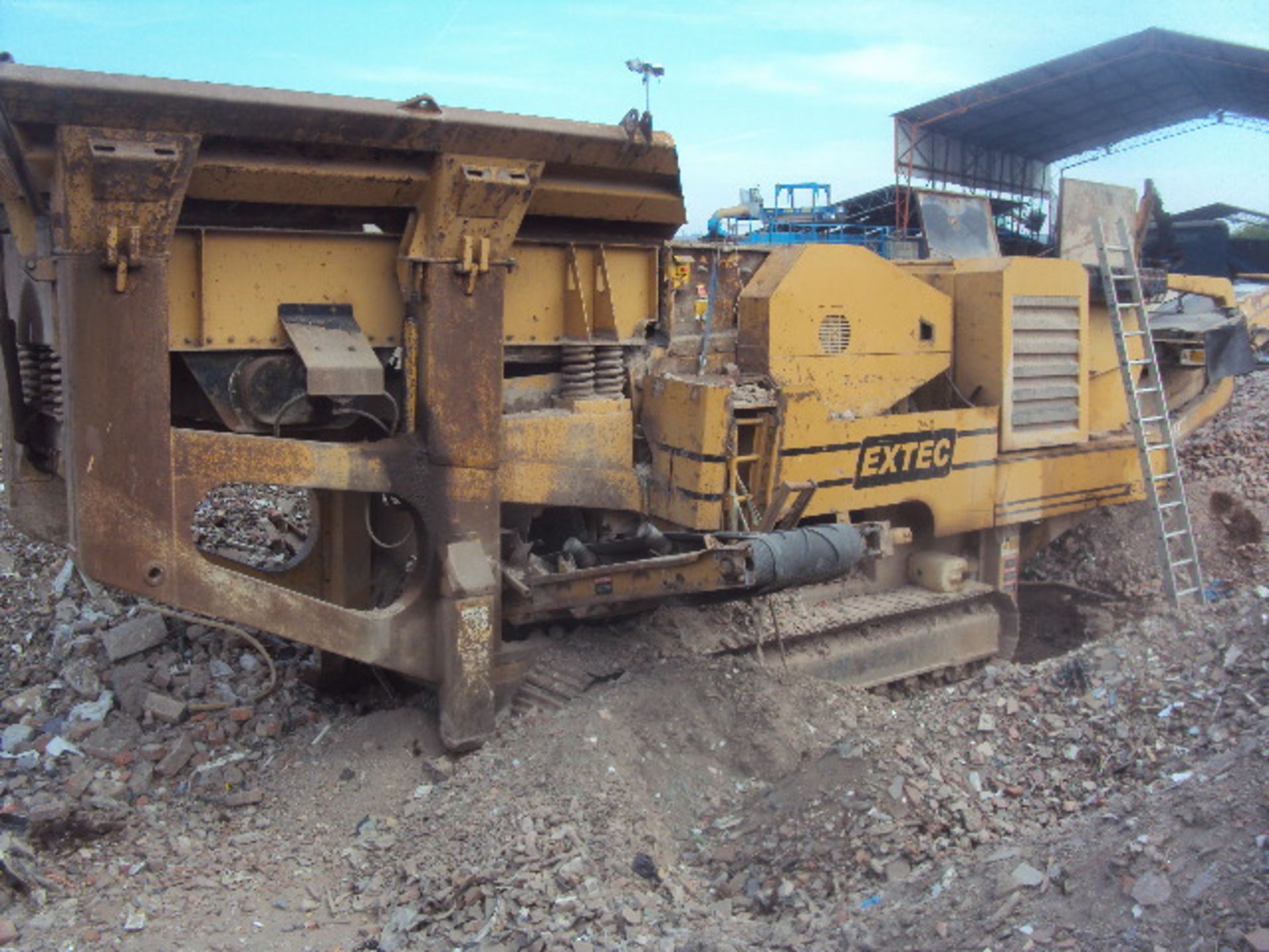 2006 EXTEC C12 steel tracked jaw crusher with Deutz V6 Turbo engine, vibratory hopper feed, metal - Image 4 of 12