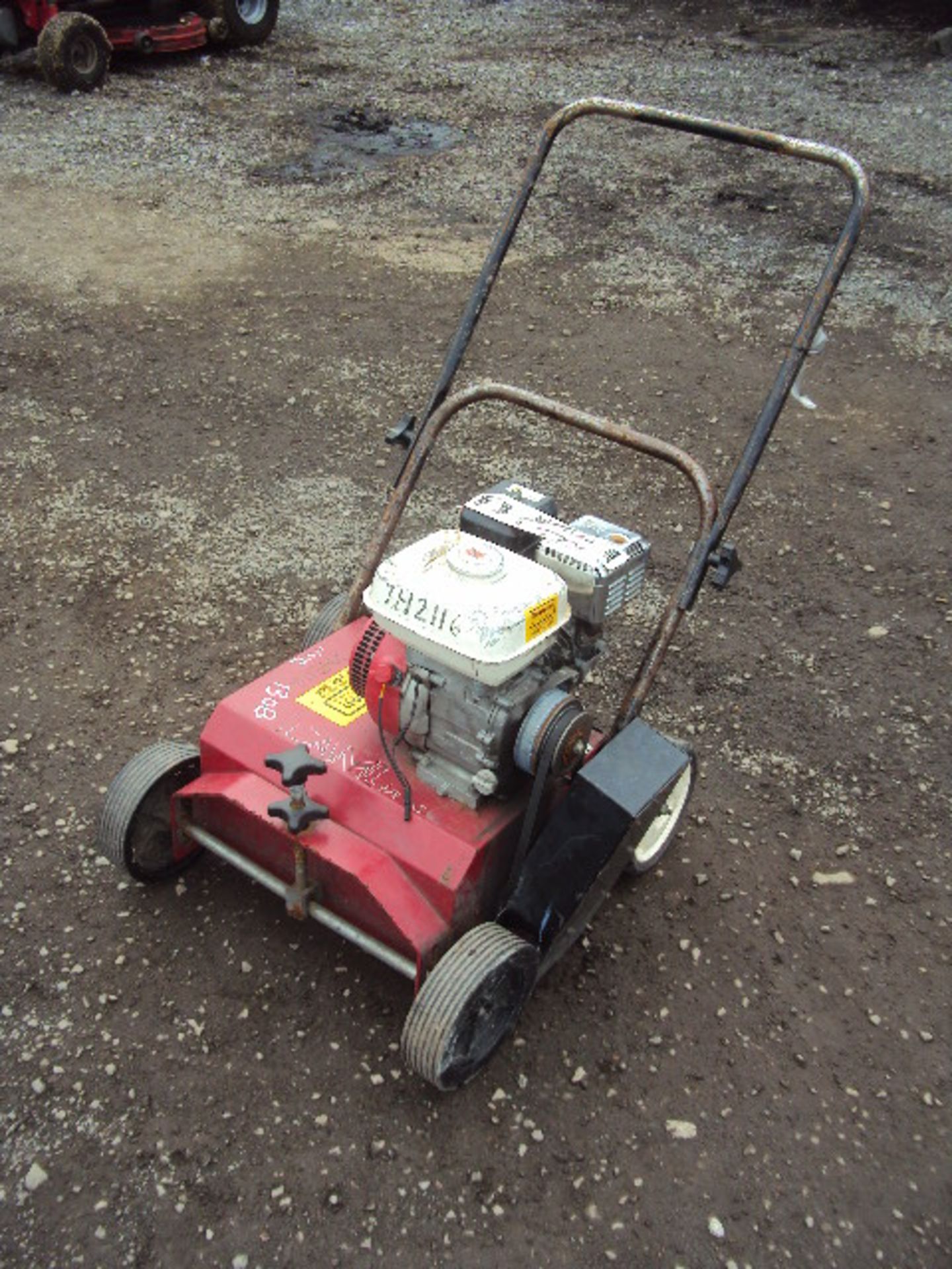 Lawn scarifier