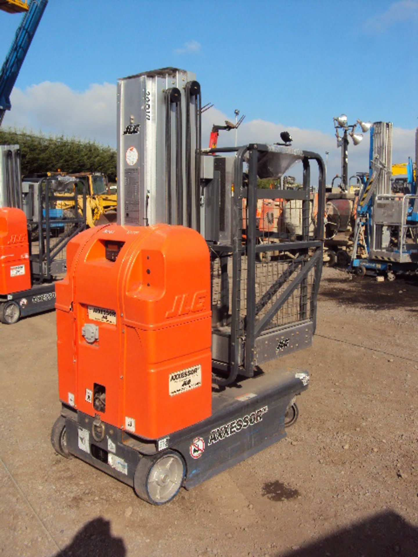 2003 JLG AXXESSOR 20DVL battery driven vertical manlift (s/n 0130005105)