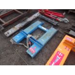 Forklift lifting frame