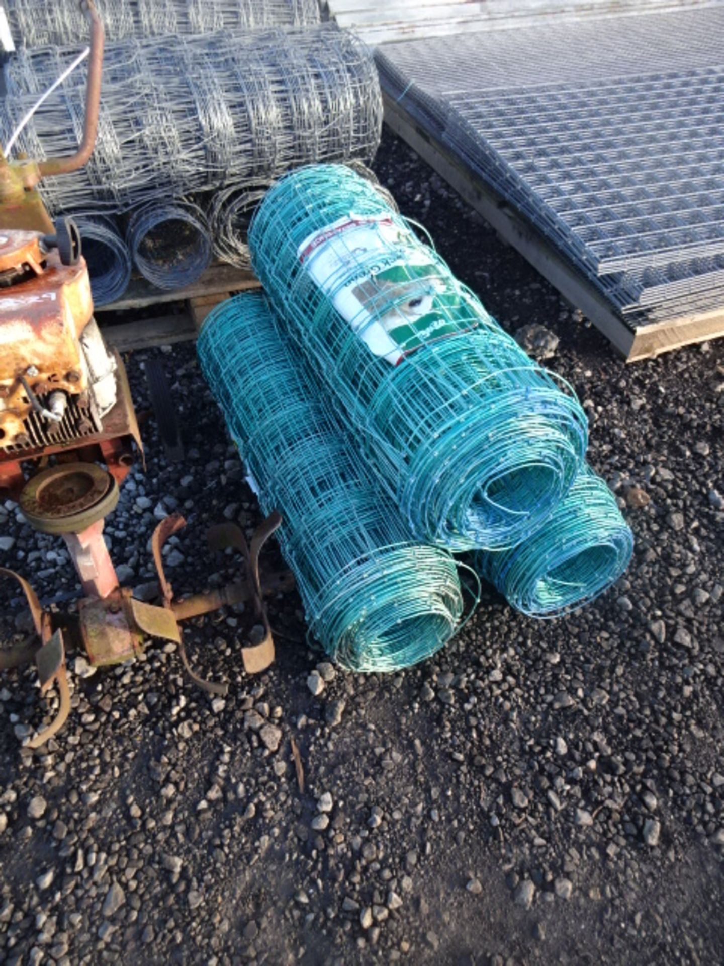 3 x rolls of stock netting (green)