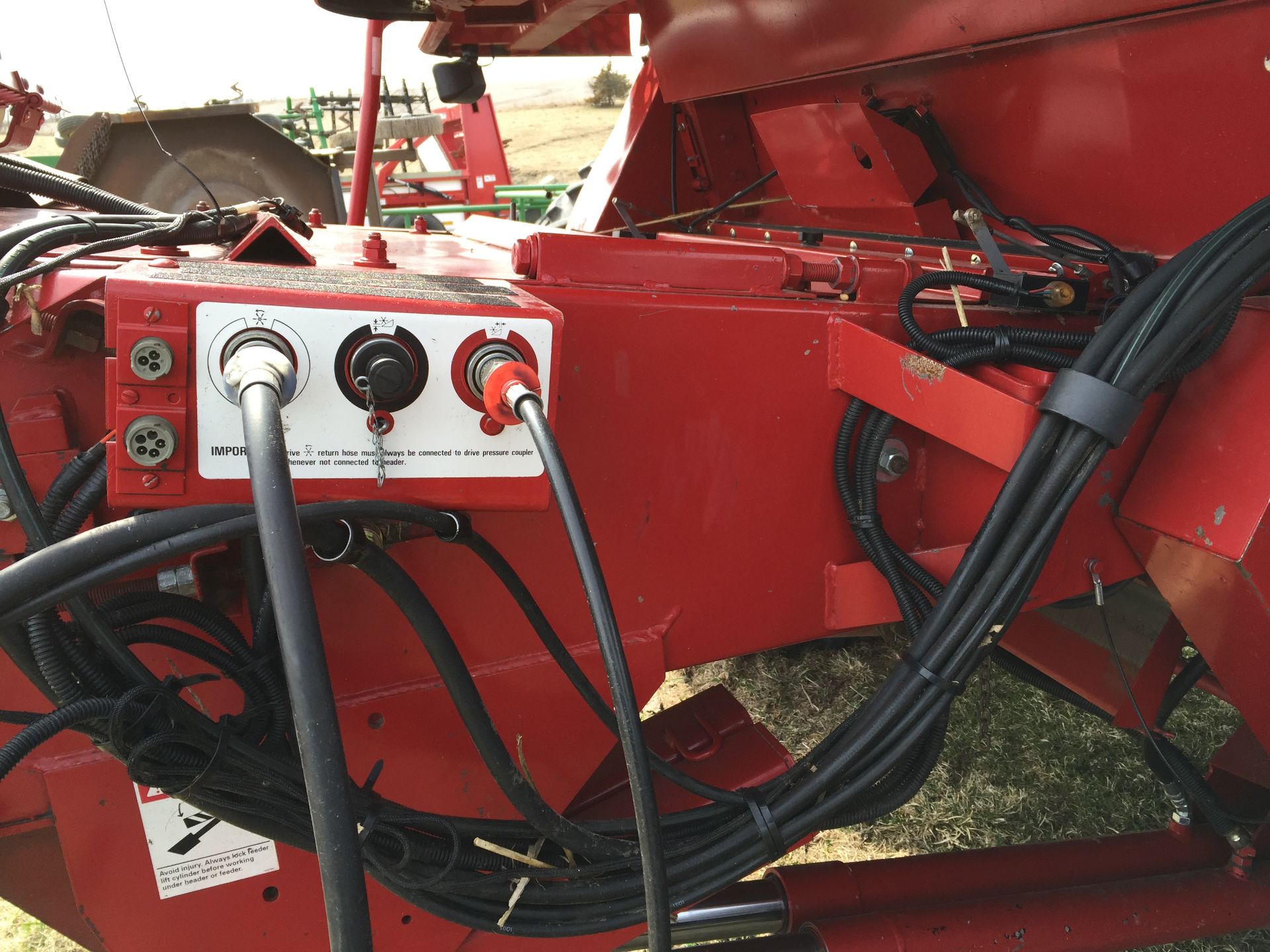 1996 IH 2188 combine, 3800 hrs, 4 whl drive, yield monitor, straw chopper, field tracker CORN HEAD - Image 12 of 14