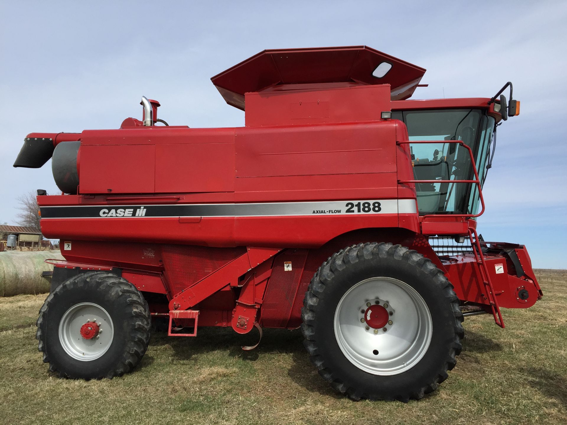 1996 IH 2188 combine, 3800 hrs, 4 whl drive, yield monitor, straw chopper, field tracker CORN HEAD - Image 2 of 14