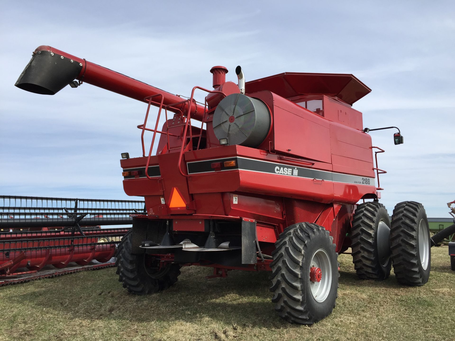 1996 IH 2188 combine, 3800 hrs, 4 whl drive, yield monitor, straw chopper, field tracker CORN HEAD - Image 3 of 14