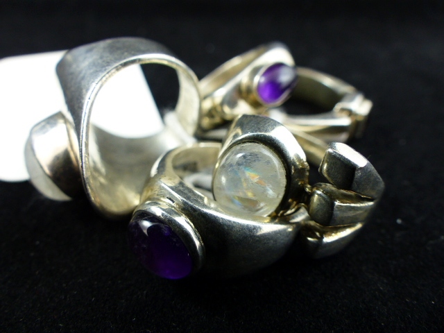 Five sterling silver stone set rings. 44