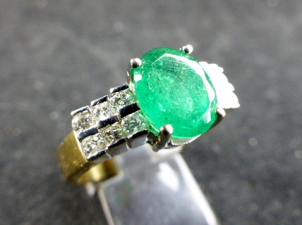 18 ct heavy set 2.00 ct oval emerald rin