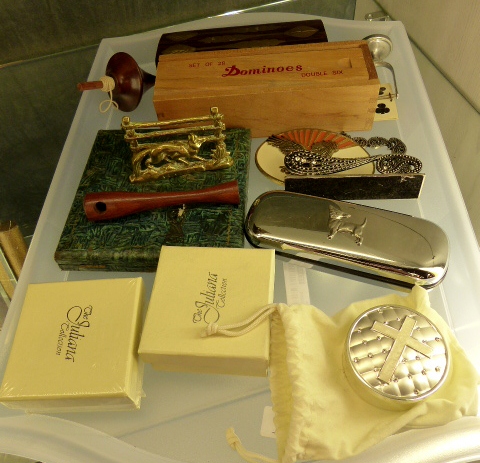 Tray of mixed collectables including cased set of dominoes