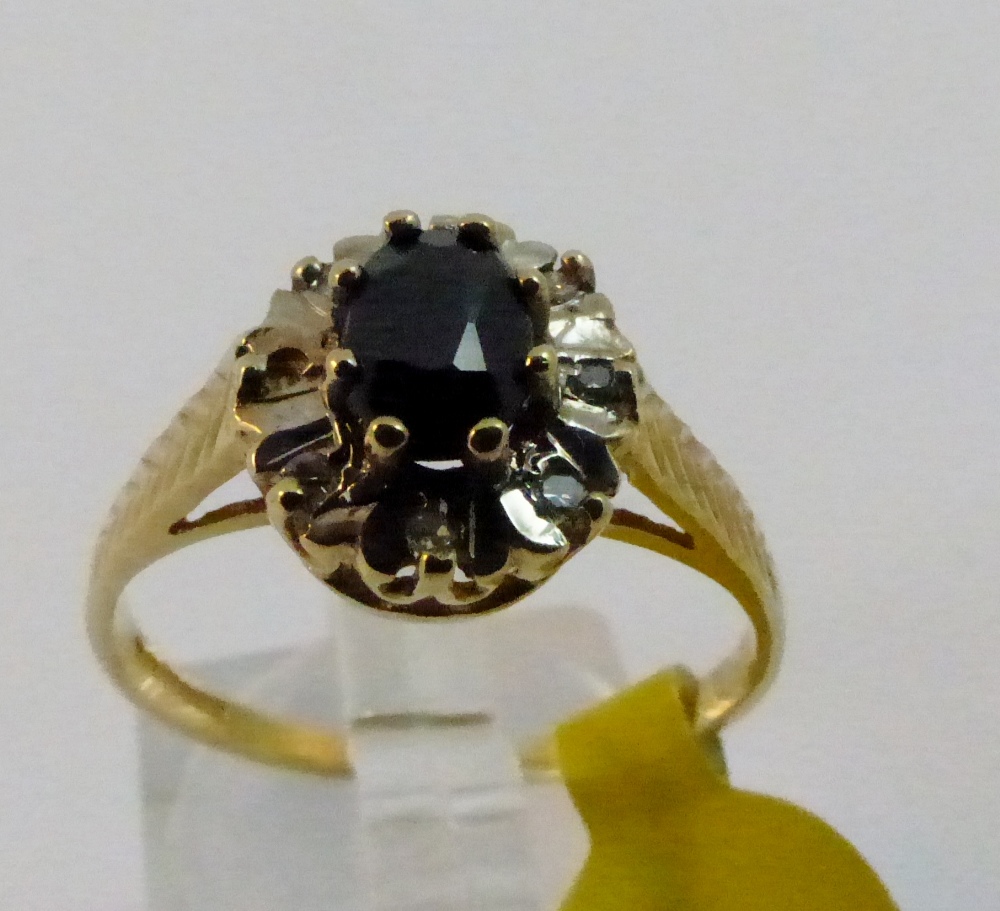 9 ct gold sapphire and diamond cluster ring size Q