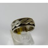 Sterling silver band with spining centre