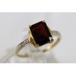 9 ct gold and garnet set ring size O