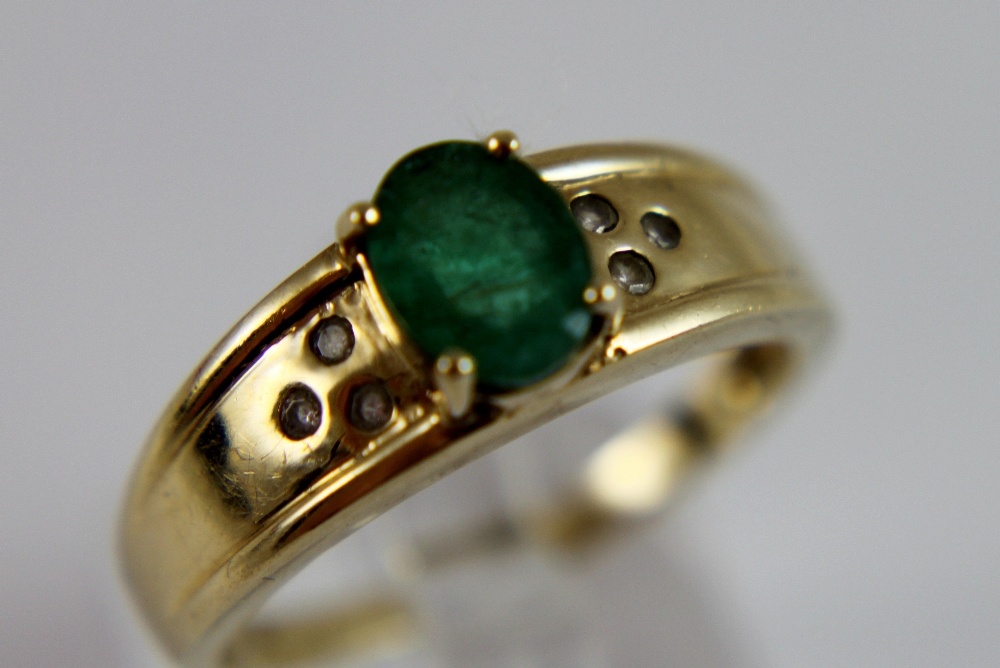 Bahia emerald and diamond ring, 9 ct gold,