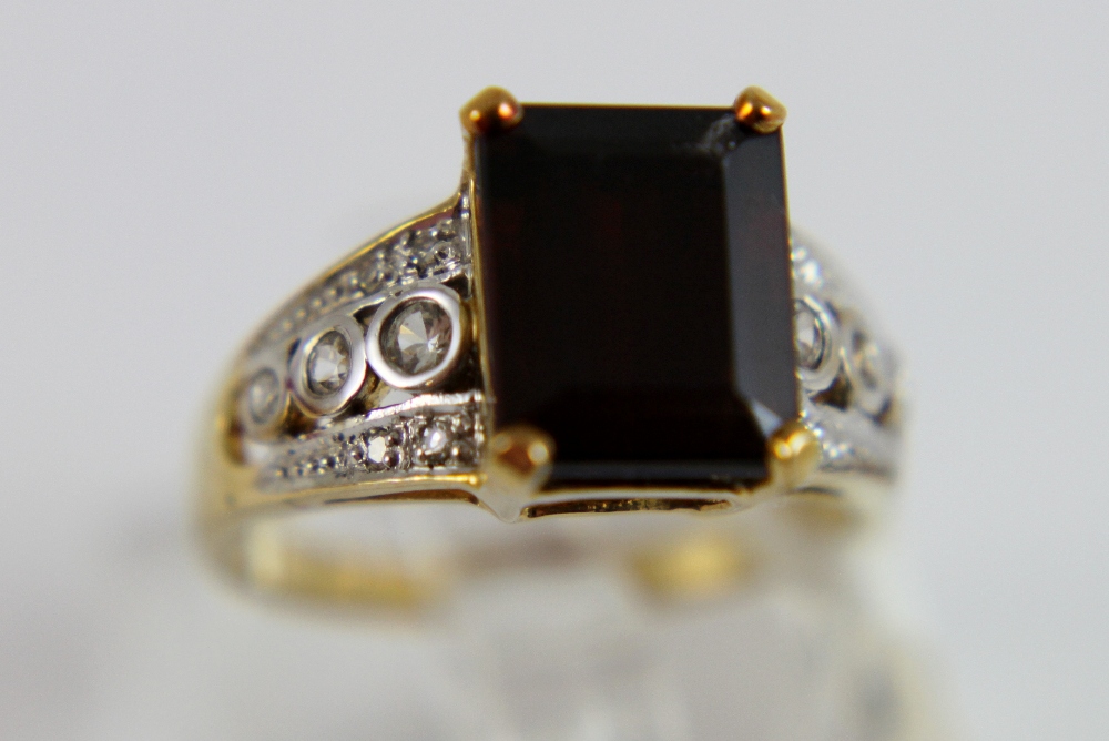 Cuamba royal garnet and sapphire ring, 9 ct gold, 3.5 ct garnet and 1 ct sapphire, size N. 4.