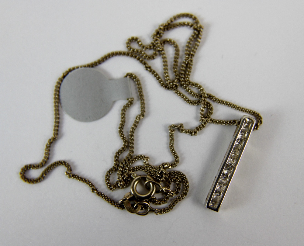 Silver stone set pendant on 18" curb chain