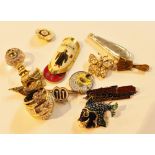 *** WITHDRAWN *** - Collection of costume jewellery and badges