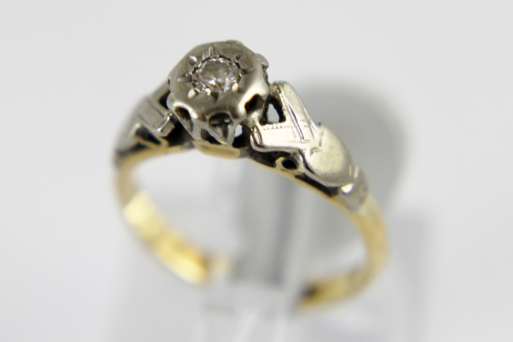 18 ct gold and platinum vintage diamond solitaire ring. 2.8g.