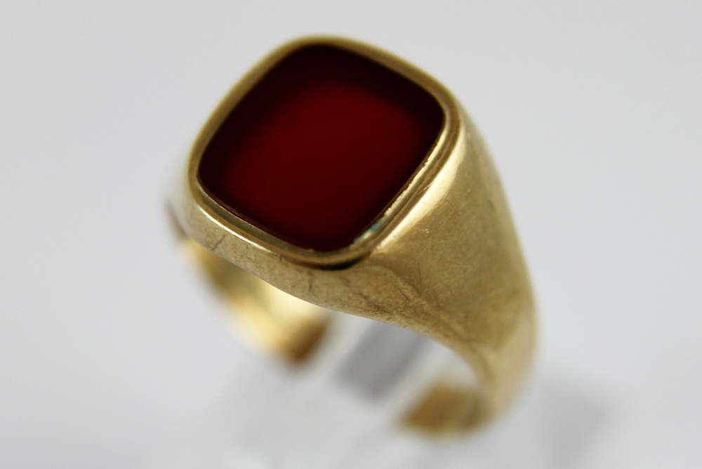 9 ct gold gents carnelian signet ring, vintage 1973. 5.4g.