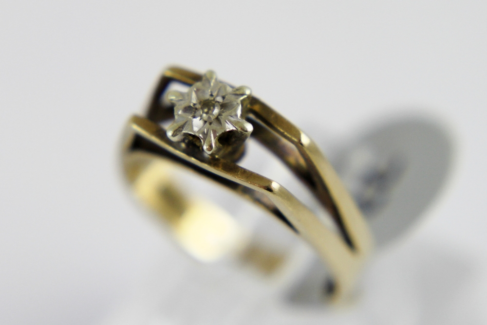 9 ct gold vintage 1977 split shank diamond solitaire ring. 2.4g.