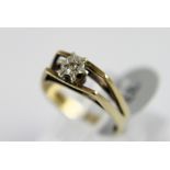 9 ct gold vintage 1977 split shank diamond solitaire ring. 2.4g.