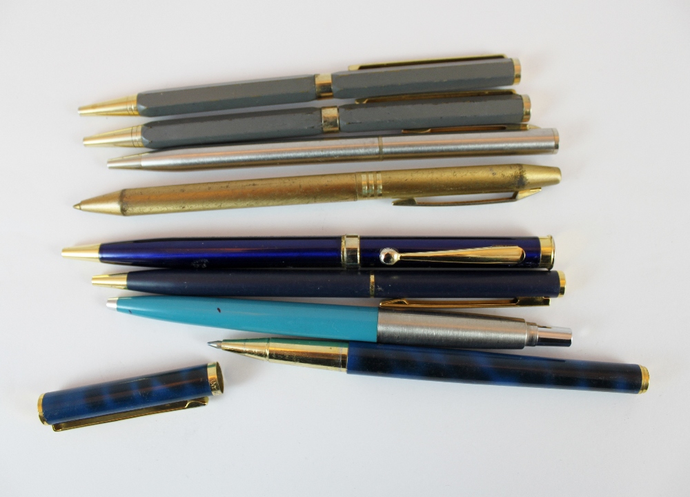 Collection of mixed ballpens and propelling pencils