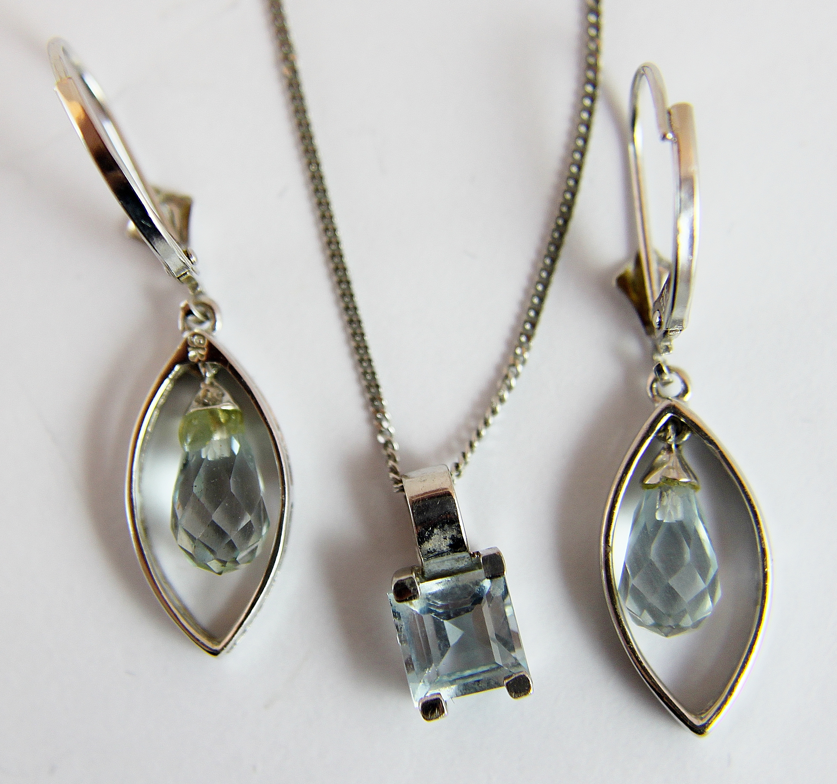 9 ct white gold blue topaz pendant and earring set