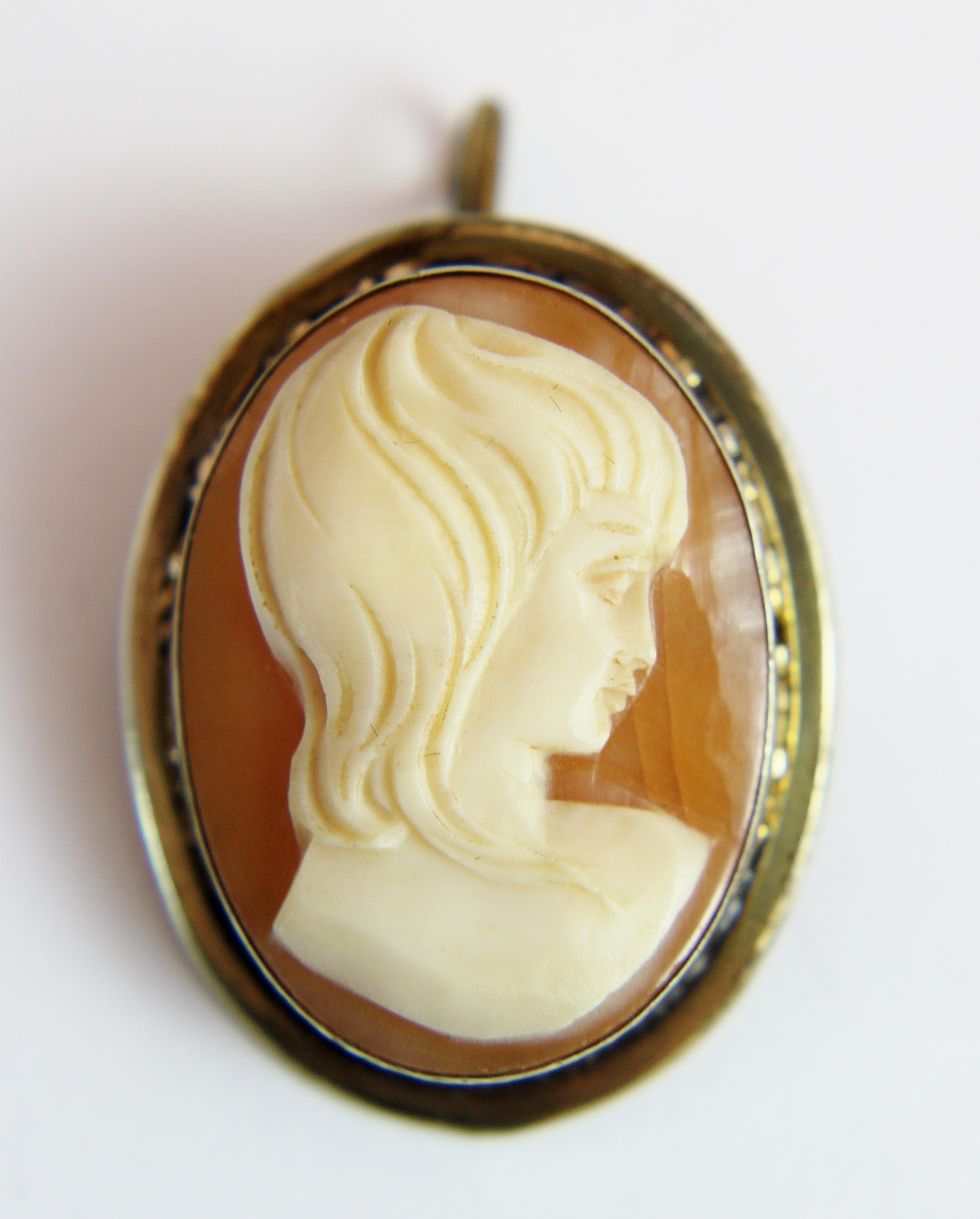 9 ct gold cameo brooch