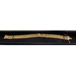 9 ct gold ladies bracelet. 17.