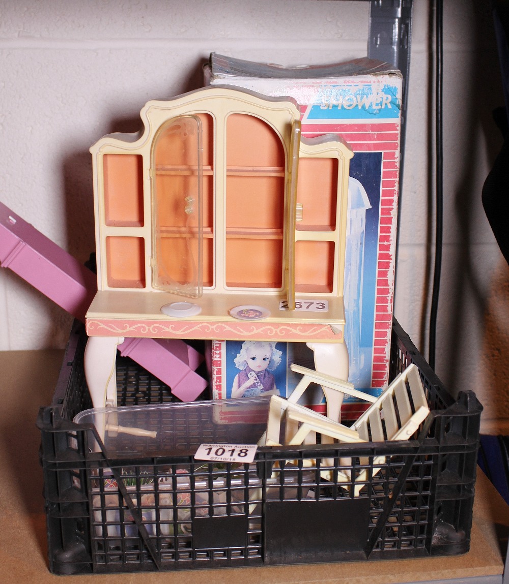 Box of Sindy accessories including boxed shower