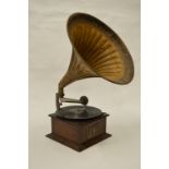 An oak cased gramophone with large speaker horn. Est. £50 - £60.