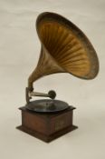 An oak cased gramophone with large speaker horn. Est. £50 - £60.