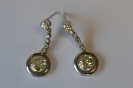 A GOOD PAIR OF DIAMOND DROP EAR PENDANTS IN WHITE GOLD RUBOVER MOUNT SET WITH SIX STONE DIAMOND