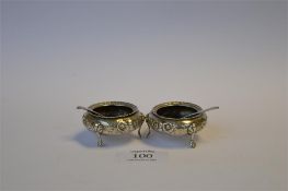 A pair of Victorian salts with embossed decoration. Birmingham 1882. By GU. Approx. 83 grams.