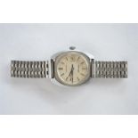 A lady's stainless steel Longines automatic wristwatch with date aperture. Est. £40 - £50.