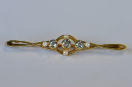 An aquamarine and pearl brooch in 15ct. Approx. 3.2 grams. Est. £30 - £40.