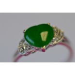 An 18ct green stone heart shaped ring in claw mount. Est. £100 - £120.