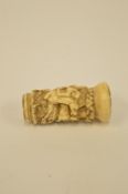 A carved ivory walking stick handle with hunting scene. Est. £50 - £60.