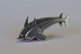 A Georg Jensen silver brooch in the form of two dolphins. Numbered 317. Est. £120 - £140.