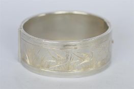 An attractive Victorian aesthetic bangle with bird decoration. Est. £70 - £80.