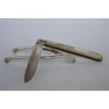 A silver and MOP fruit knife. London. By JYC. Also a pair of wishbone tongs. Est. £20 - £30.