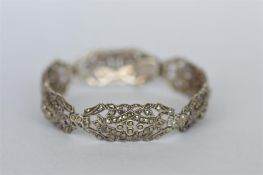 An attractive stylish silver and marcasite bracelet with concealed clasp. Est. £30 - £40.