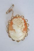 An oval cameo of a lady's head in 9 ct frame. Est. £30 - £40.