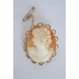 An oval cameo of a lady's head in 9 ct frame. Est. £30 - £40.