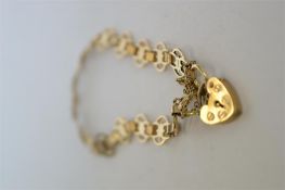 A modern 9 ct fancy link bracelet with heart shaped padlock. Approx. 6 grams. Est. £55 - £60.