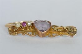 A small amethyst heart shaped gold brooch together with a gold ring. Approx. 4.3 grams. Est. £