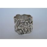 A good quality stylish napkin ring heavily embossed with flowers and leaves. Approx. 52 grams.