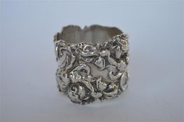 A good quality stylish napkin ring heavily embossed with flowers and leaves. Approx. 52 grams.